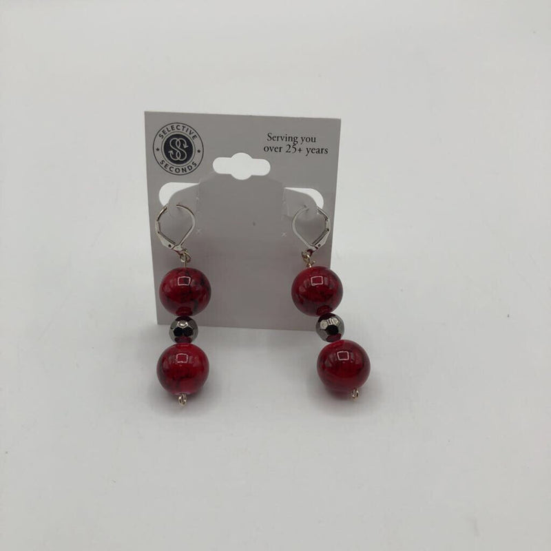 Red/black beaded earring