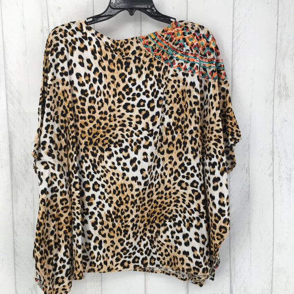 S/M s/s animal print embroidered top