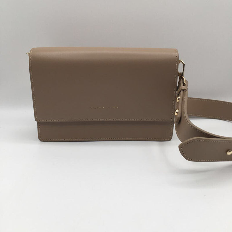 R245 Flap over leather bag