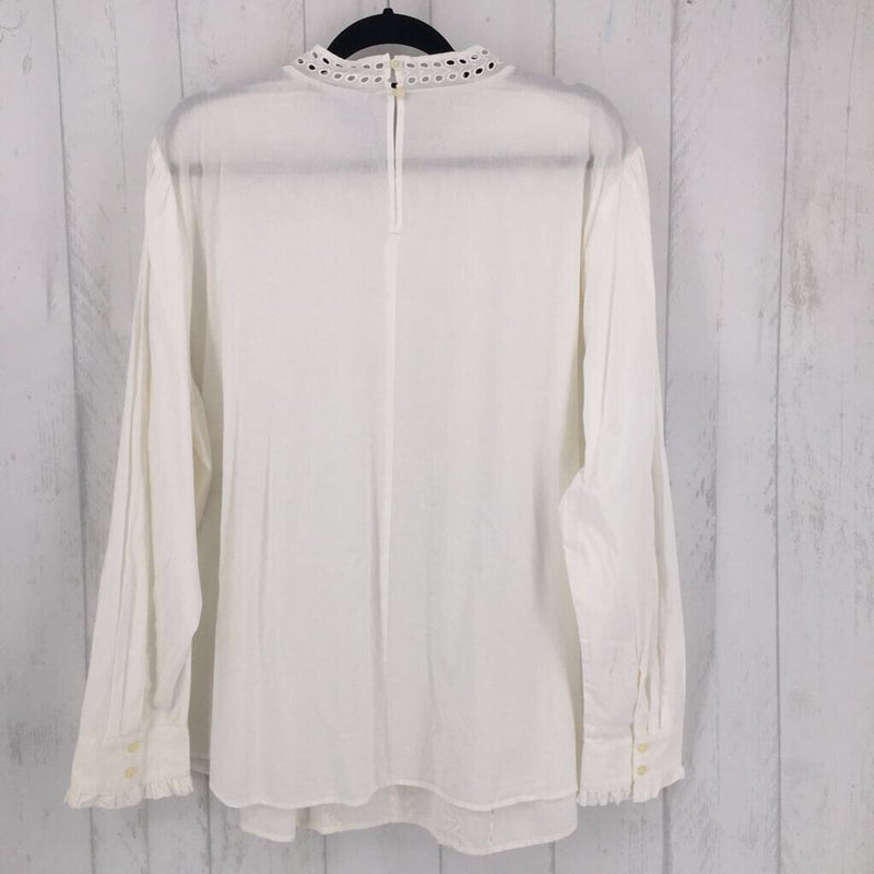 24 Eyelet trim top L/S