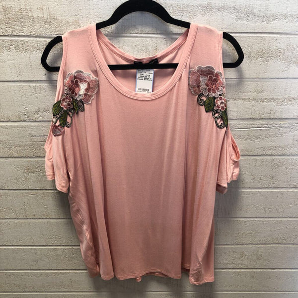 3X Flower aplique of shoulder S/S