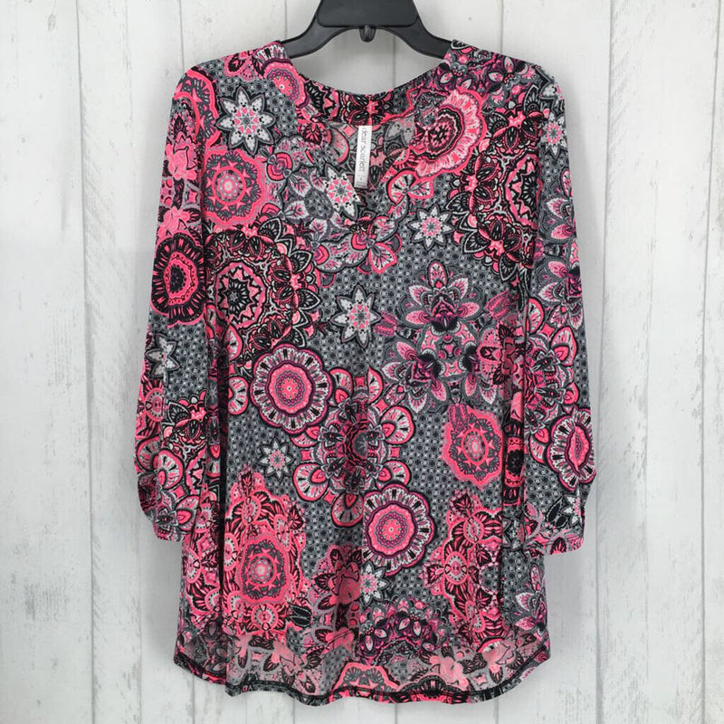 NWT L 3/4 slv print v-neck top