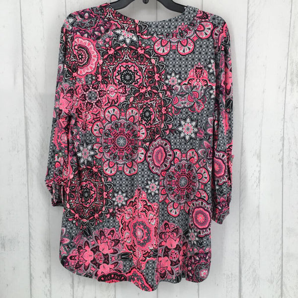 NWT L 3/4 slv print v-neck top