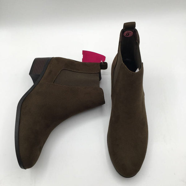 9 Round toe suede bootie