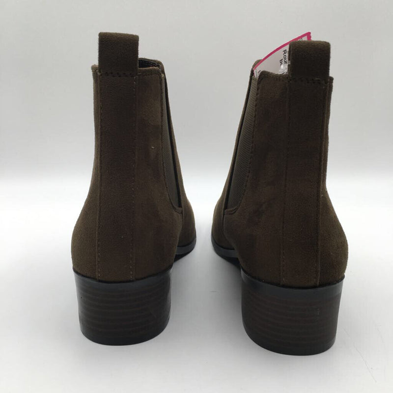 9 Round toe suede bootie