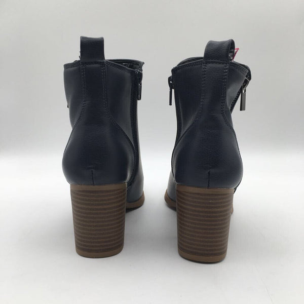 7 Pointed toe zip up ankle booties