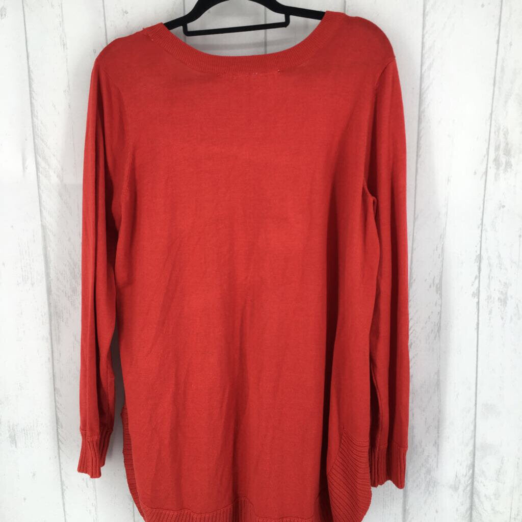 1X Round hem front pocket sweater