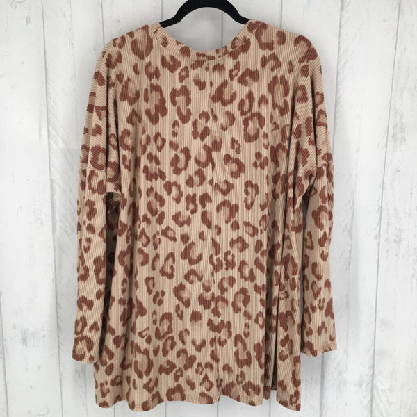 R33 1x l/s animal print top