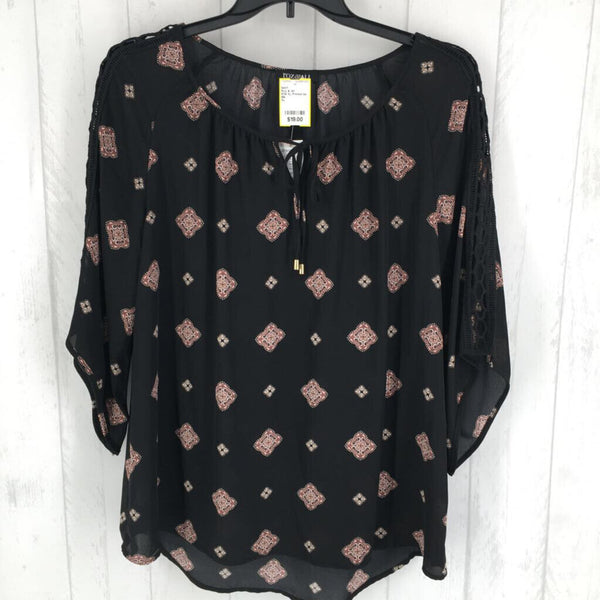 R36 XL Printed tie-neck 3/4 slv top