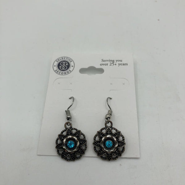 gunmetal round earring w/blue stone