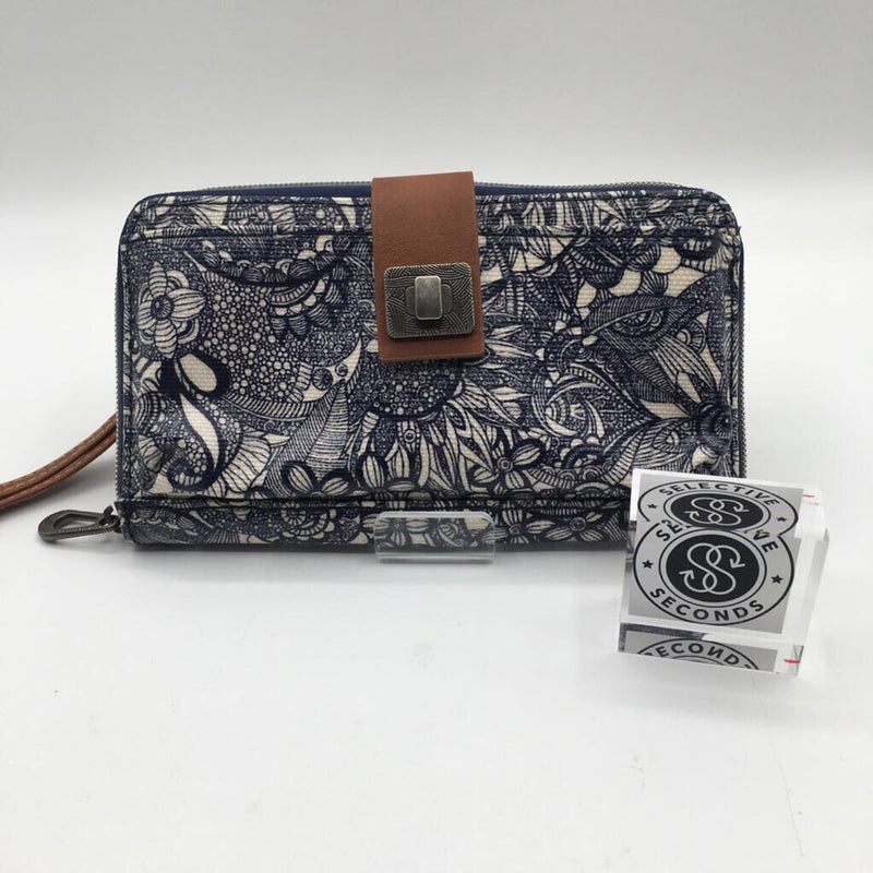 zip around wallet/wristlet