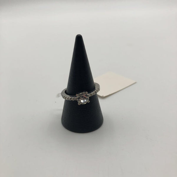 Sz 7.5 silvertone solitaire w/round crystals