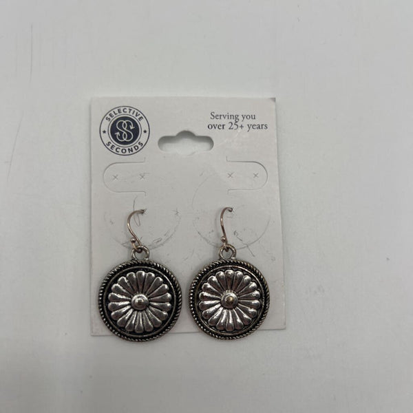 silvertone round drop earring w/embossed flower