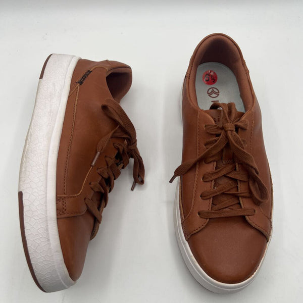 6.5 Lace up leather sneaker