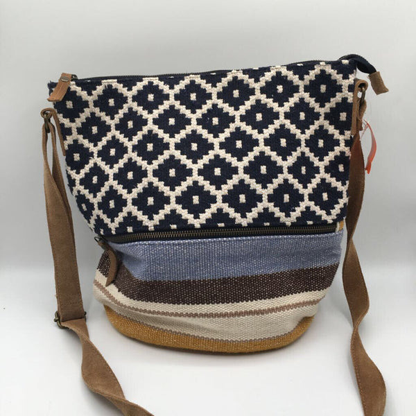 woven crossbody w/ zip pocket