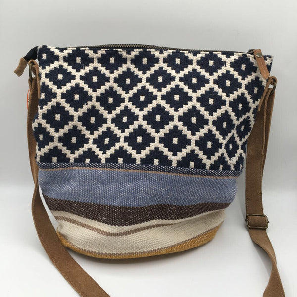 woven crossbody w/ zip pocket