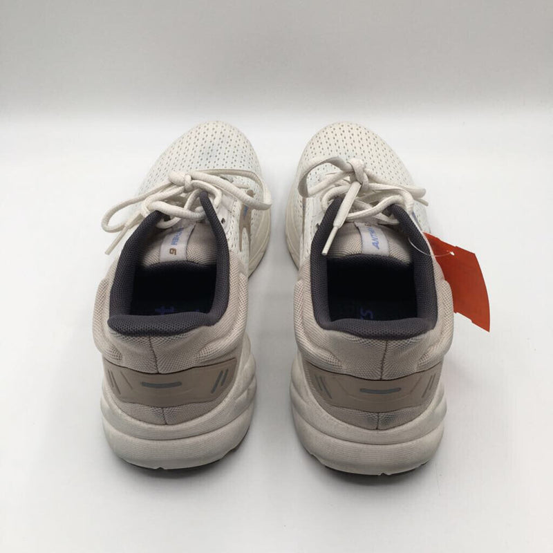 9.5 Lace up running shoe