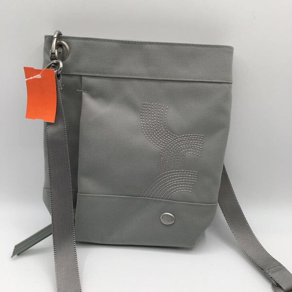 zip top crossbody w/ zip pocket