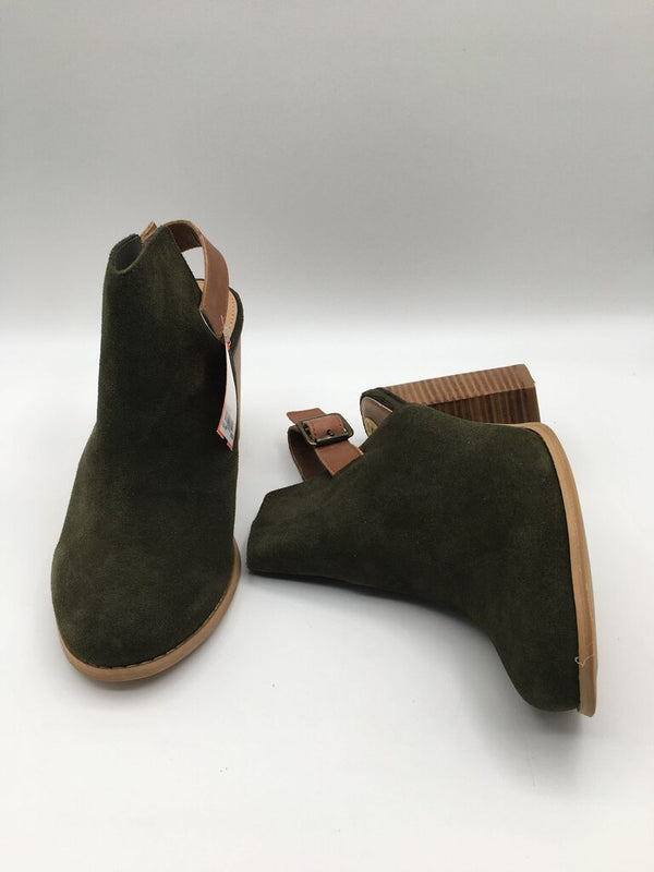 7 Heeled clogs