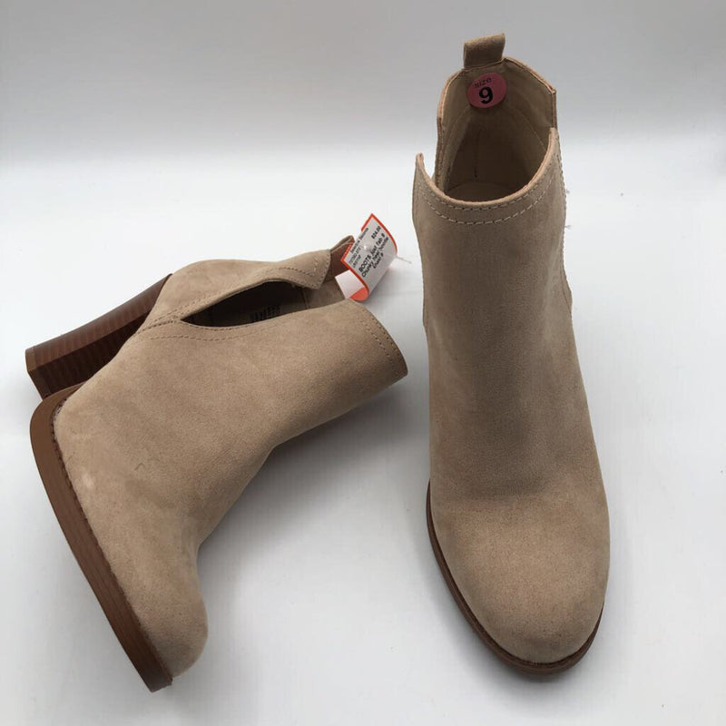 9 Chunky heel bootie