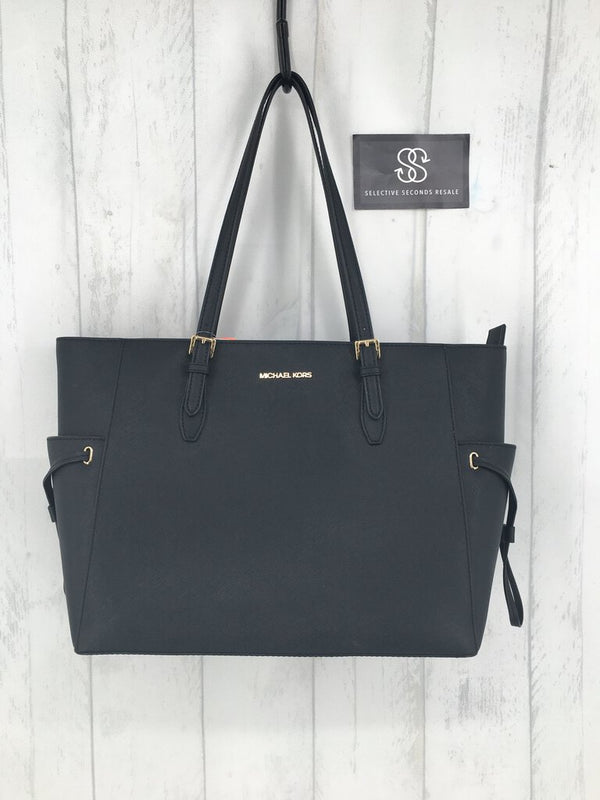 zip top tote w/ open pockets