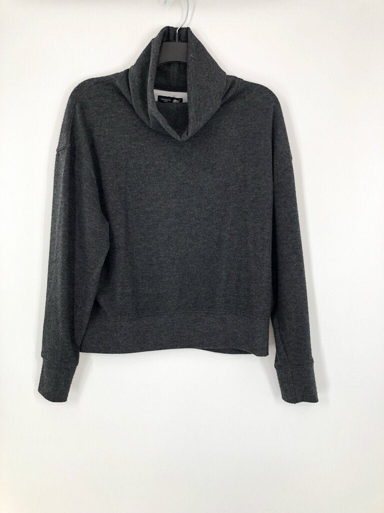 M T-neck sweatshirt