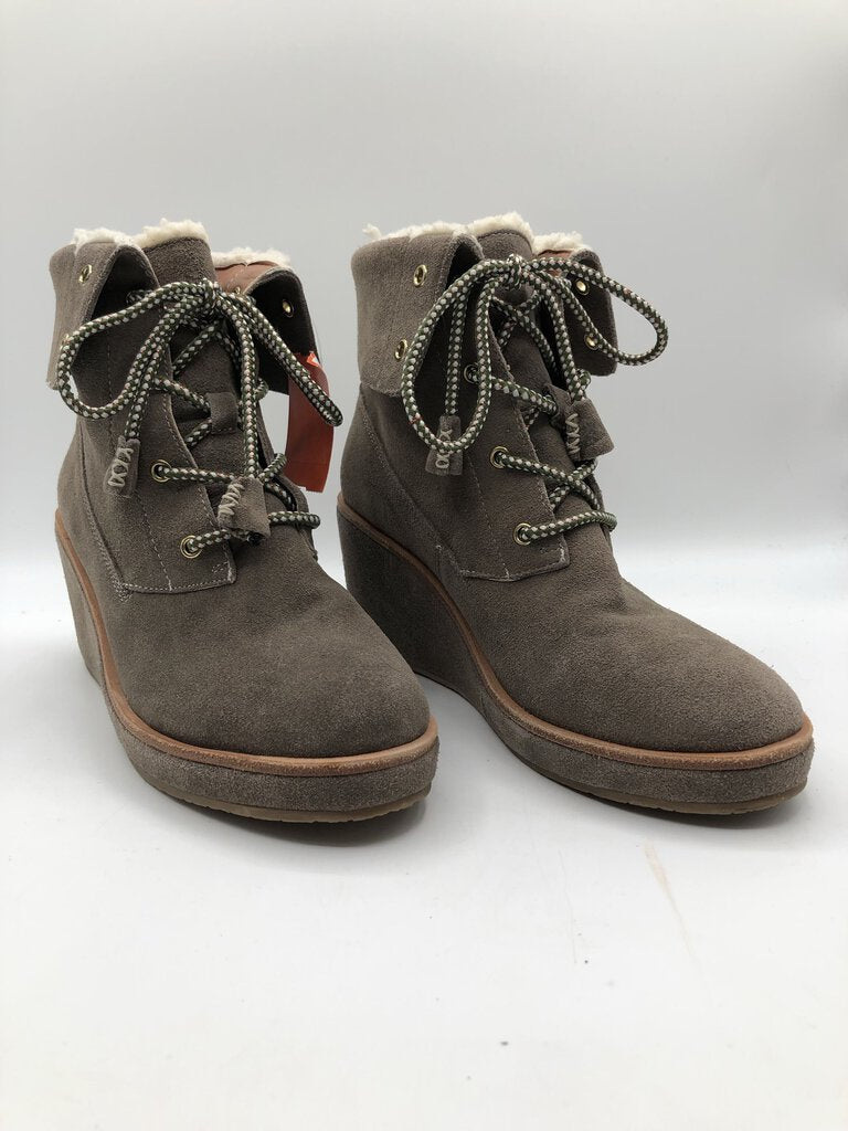 R169 (8.5) Wedge heel ankle boots