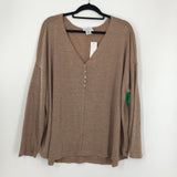 3X buttoned v-neck l/s top