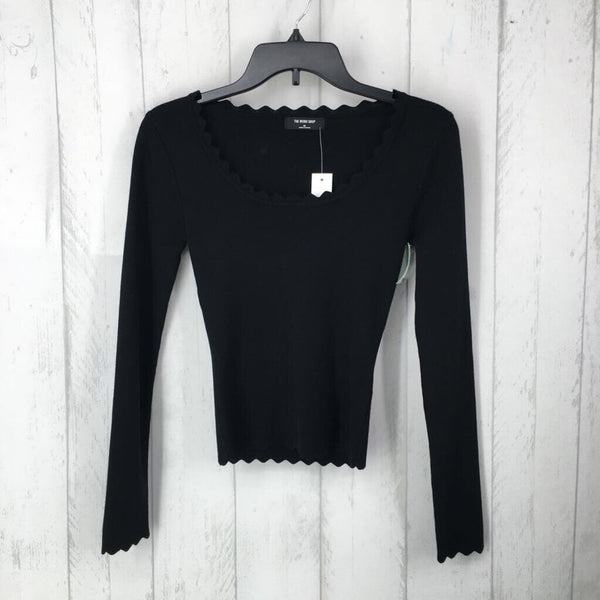 M Scalloped hem l/s top