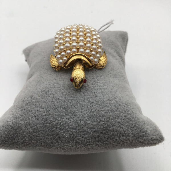 Gold turtle w/pearls brooch