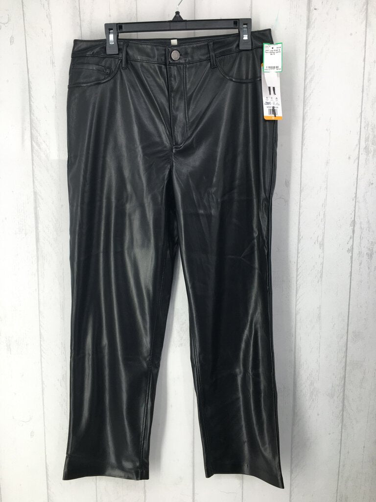 R148 12 Faux leather pants