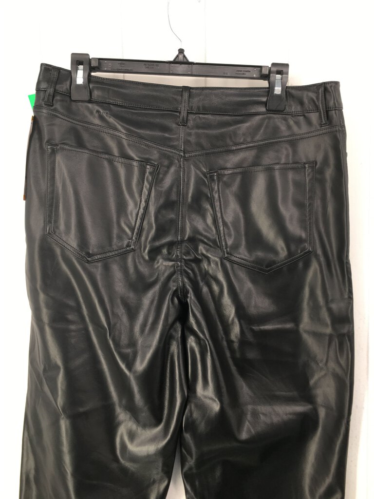 R148 12 Faux leather pants