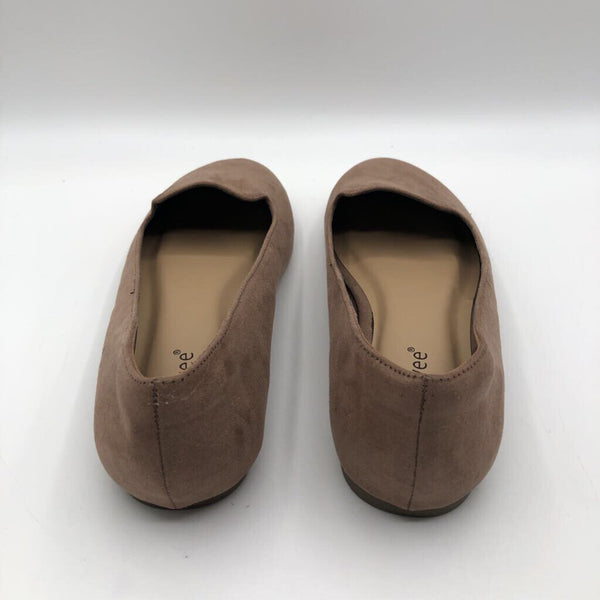 8w round toe flats