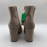 10 Pointed toe heeled ankle boot