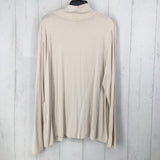 2(L) T-neck l/s top