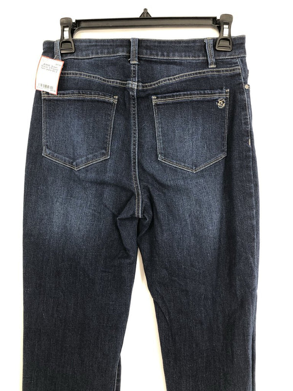 2 Frayed hem jeans