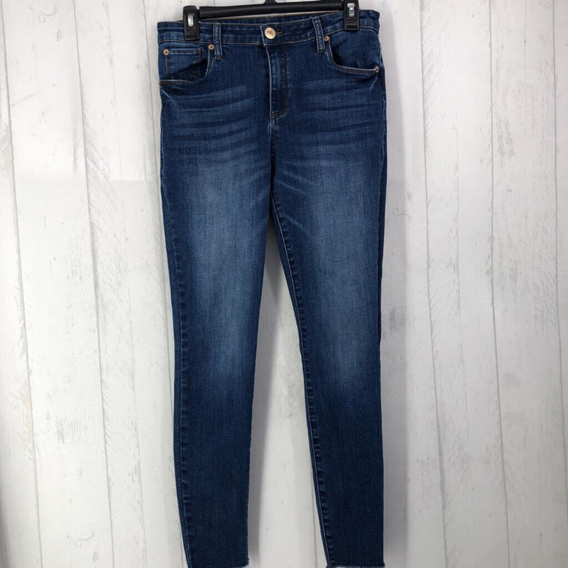 28 Hi-rise jeans