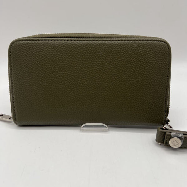 pebbled zip aournd wallet/wristlet