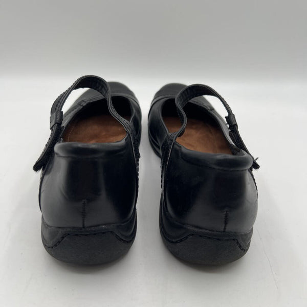 7.5 Non slip velcro strap slip ons