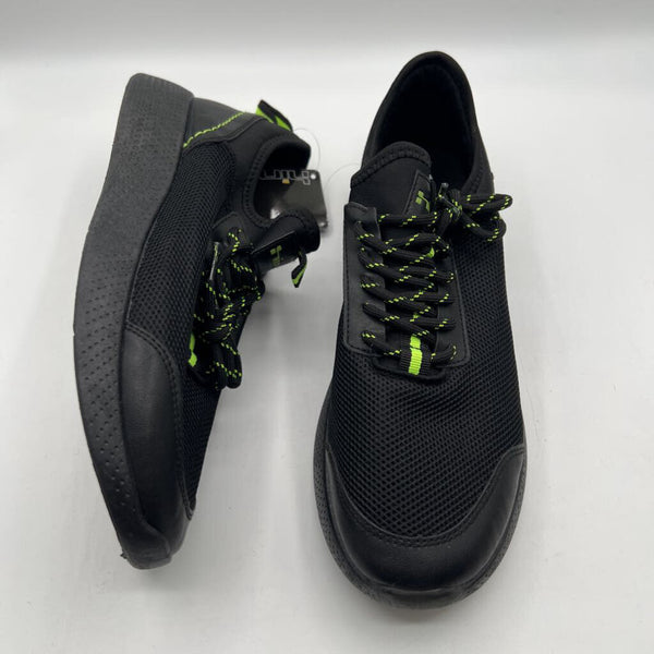 10 grn/blk lace up sneakers