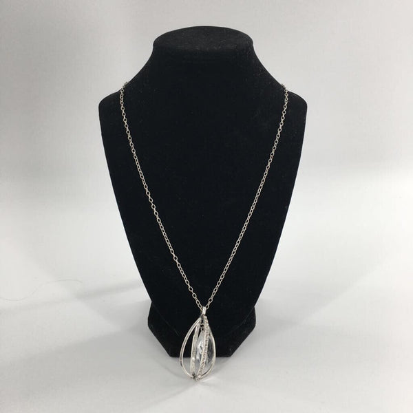 17" Silvertone rhinestone pendant necklace