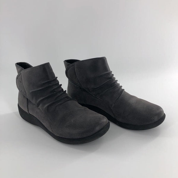 6.5 velcro pleated ankle booties