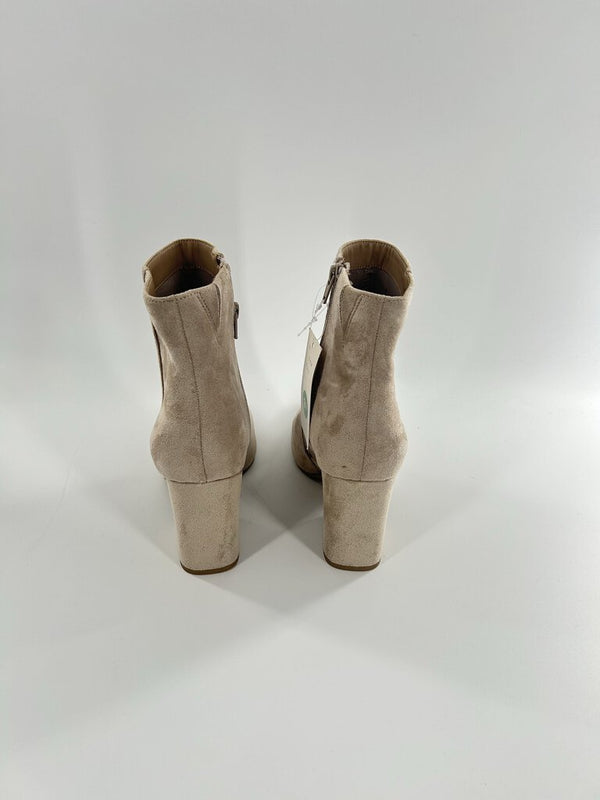 9.5 pointed toe heeled ankle boot