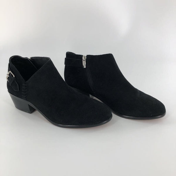 9.5 Perforated leather bootie