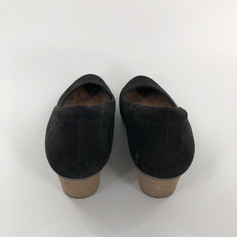 10 Suede wedge pump