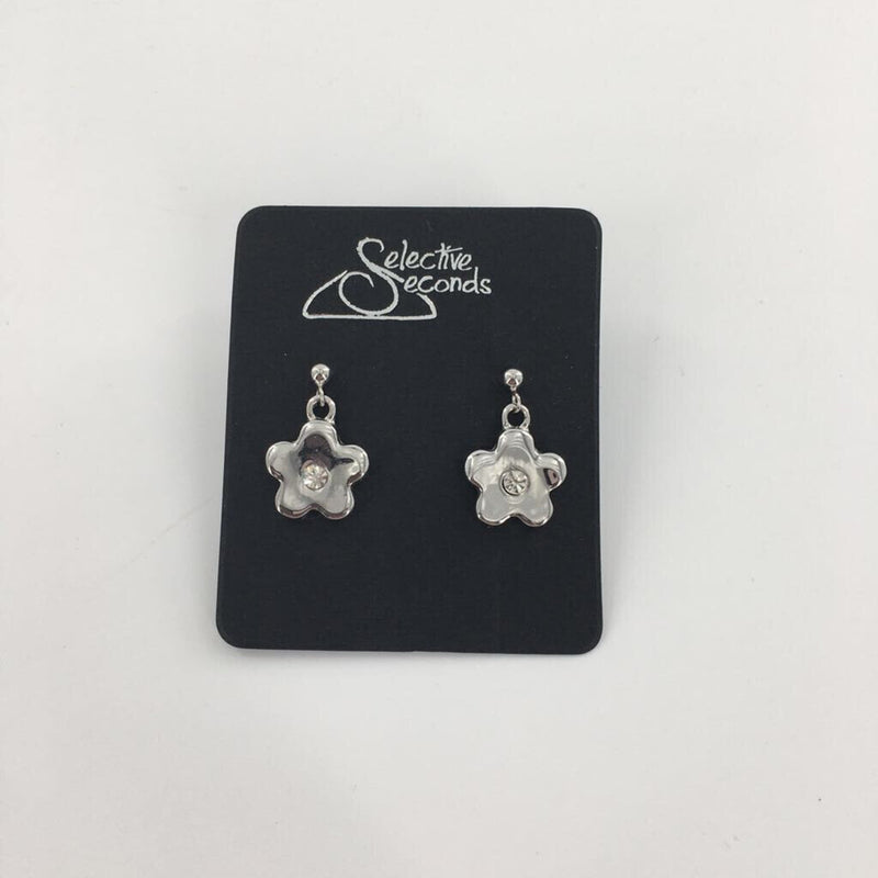 Silvertone daisy earrings