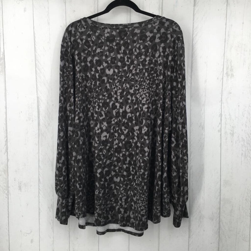 4X Animal print v-neck l/s top