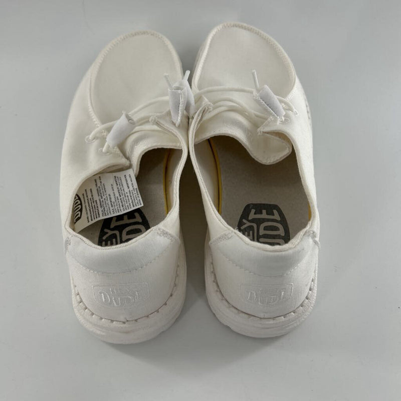 8 Canvas slip ons