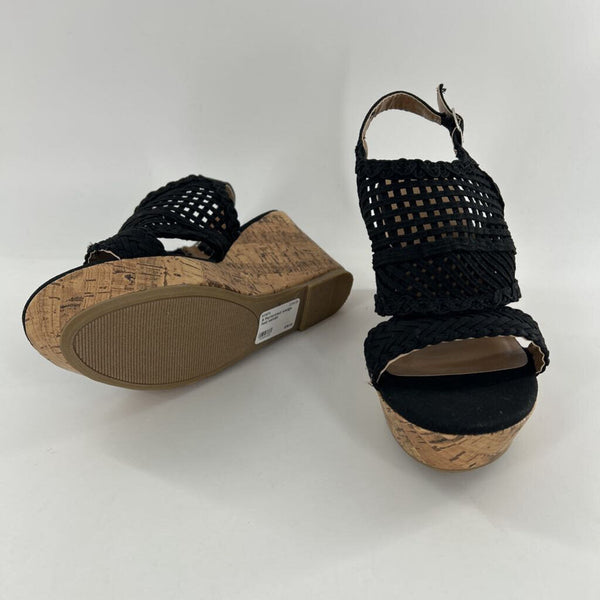 8 Perforated wedge heel sandal