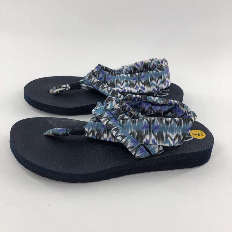 7 Printed strappy sandal